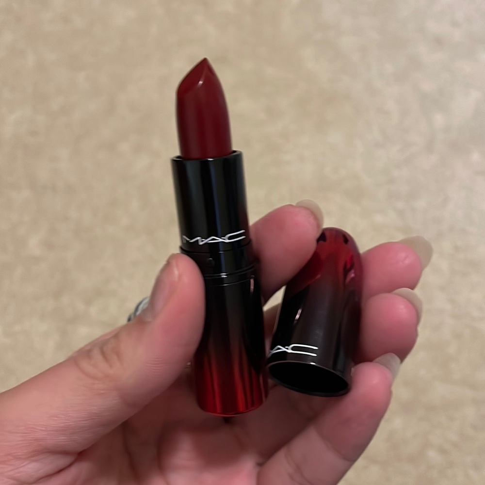 MAC 425 maison rouge love me lipstick nwob